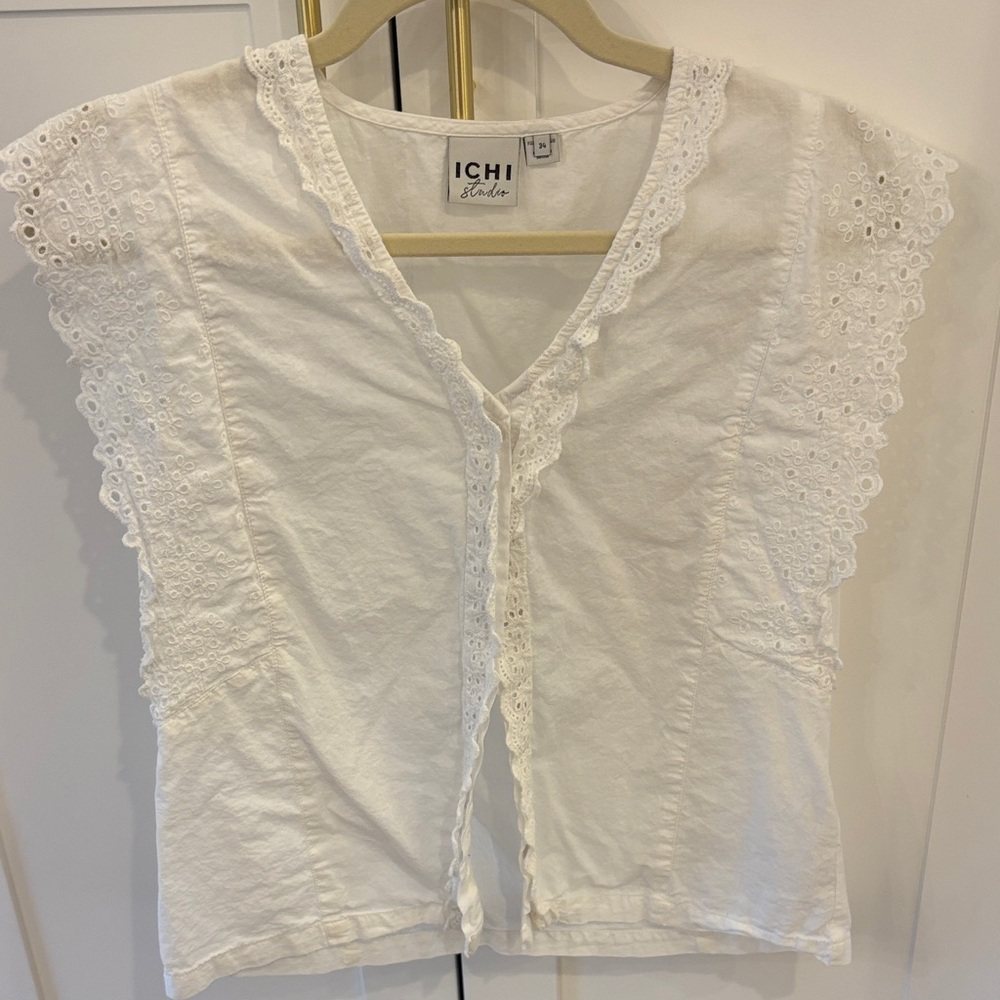White blouse with eyelet lace- size 34 (small)